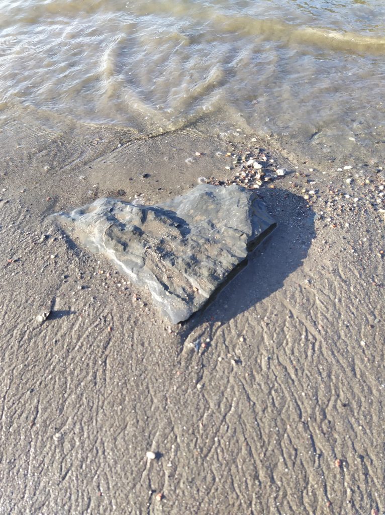 Herzförmiger Stein am Strand